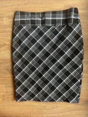 Black & White Plaid Pencil Skirt - Sleek size 6